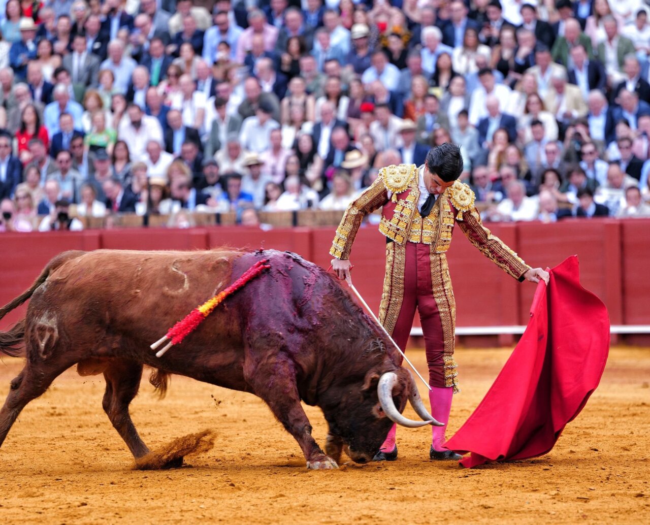 Pablo Aguado, corte en la palma derecha al entrar a matar al tercero