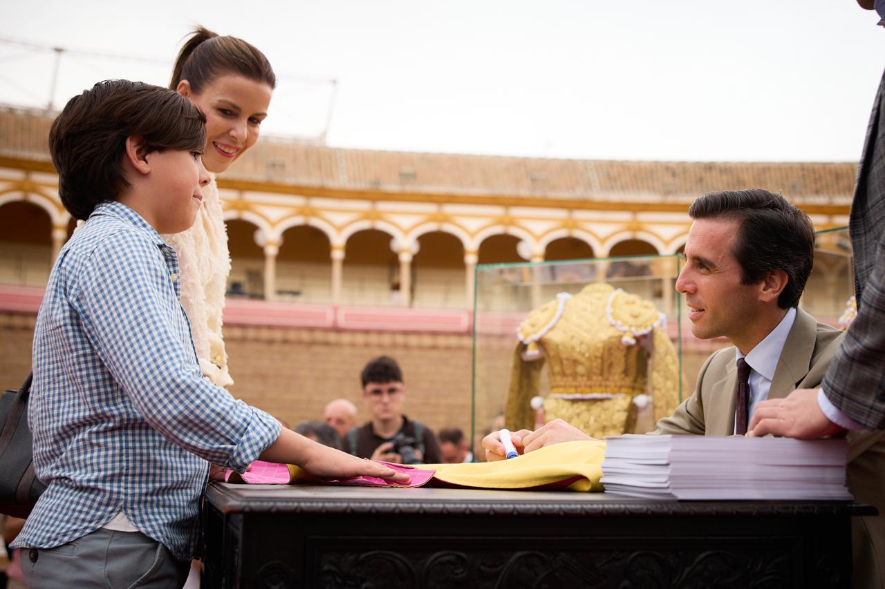 Juan Ortega presenta en el ruedo de Sevilla los vestidos que estrenará en la Feria de Abril
