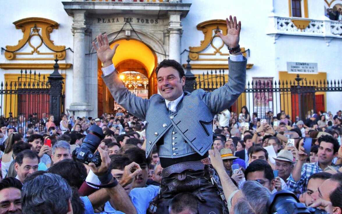 Andy Cartagena, a hombros por la Puerta del Príncipe de Sevilla