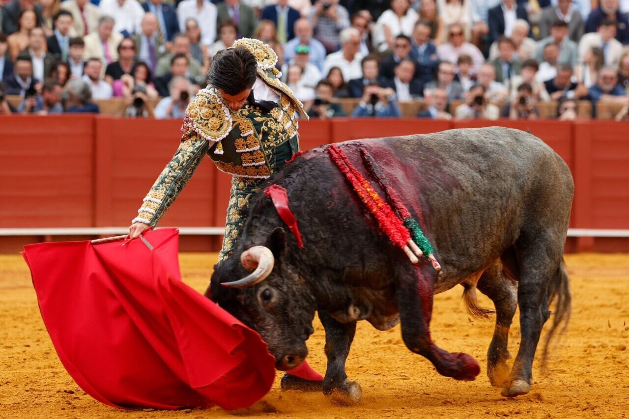 Garrido emborrona con la espada una buena faena en Sevilla
