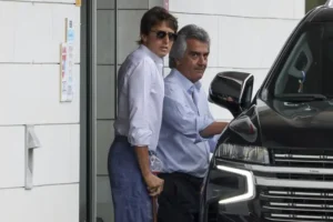 Andrés Roca Rey sale del hospital junto a Luisma Lozano I GTRES