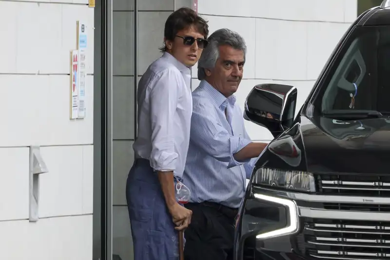 Andrés Roca Rey sale del hospital junto a Luisma Lozano I GTRES