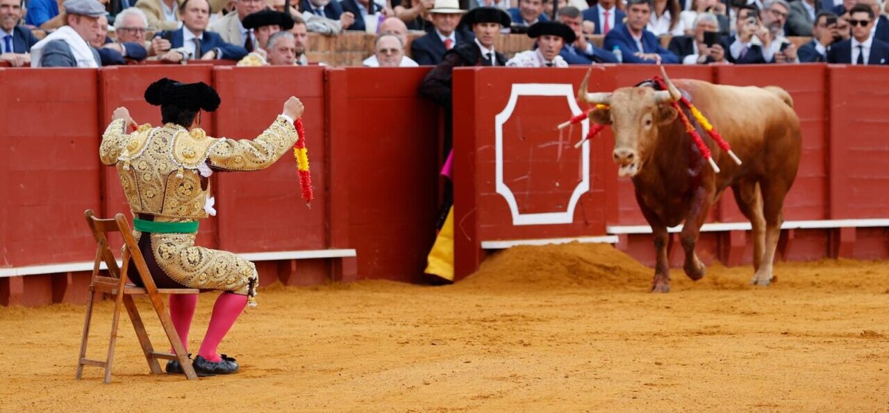 Morante revive a Antonio Carmona "El Gordito" en un tercio de banderillas histórico