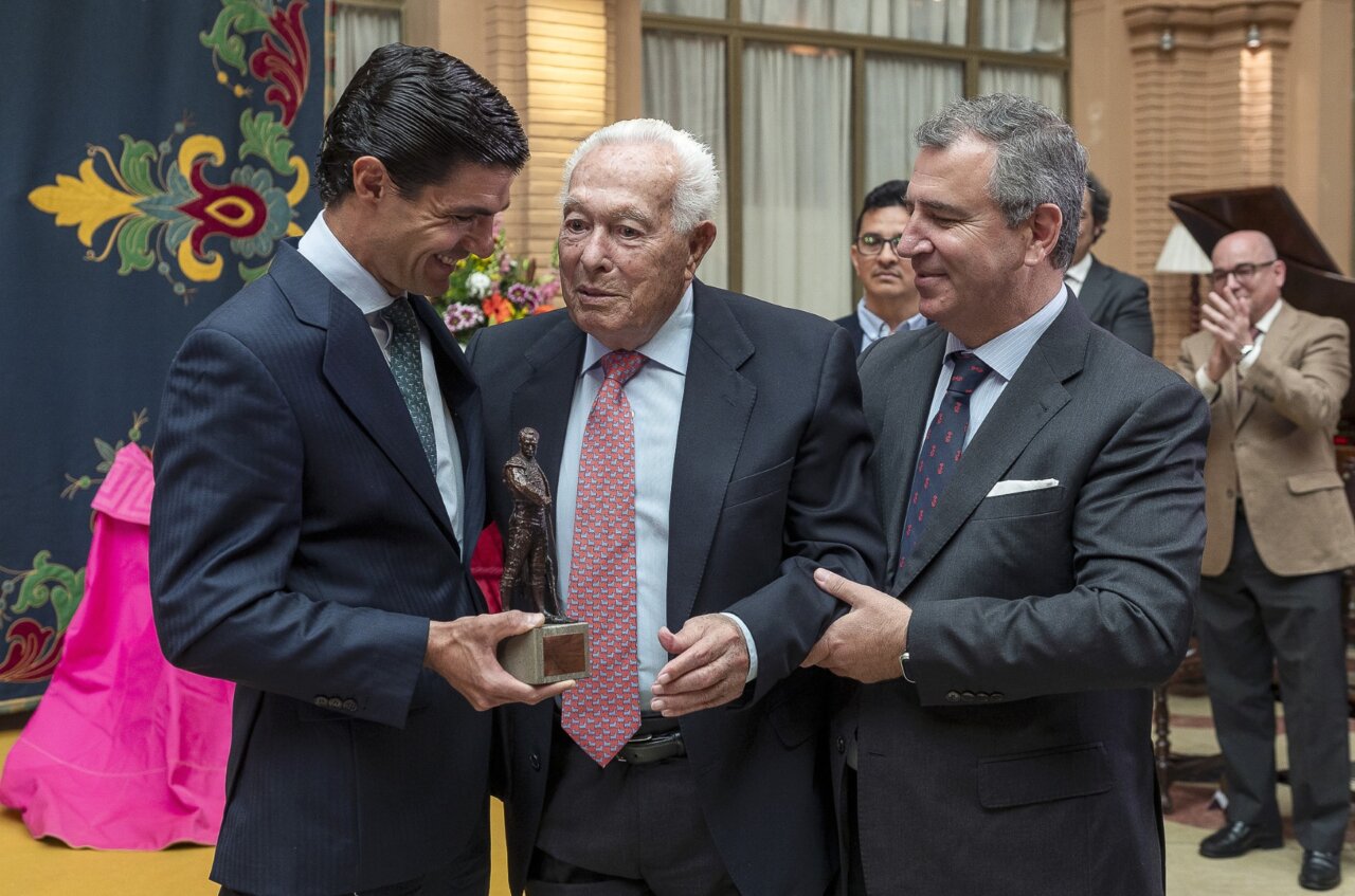 Pablo Aguado recibe el II Trofeo Curro Romero del Círculo de Labradores de Sevilla
