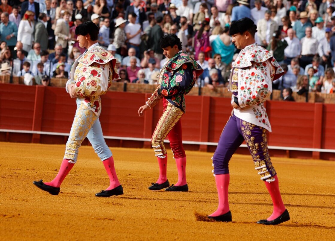 El viento condiciona la faena de Manzanares al primero en Sevilla