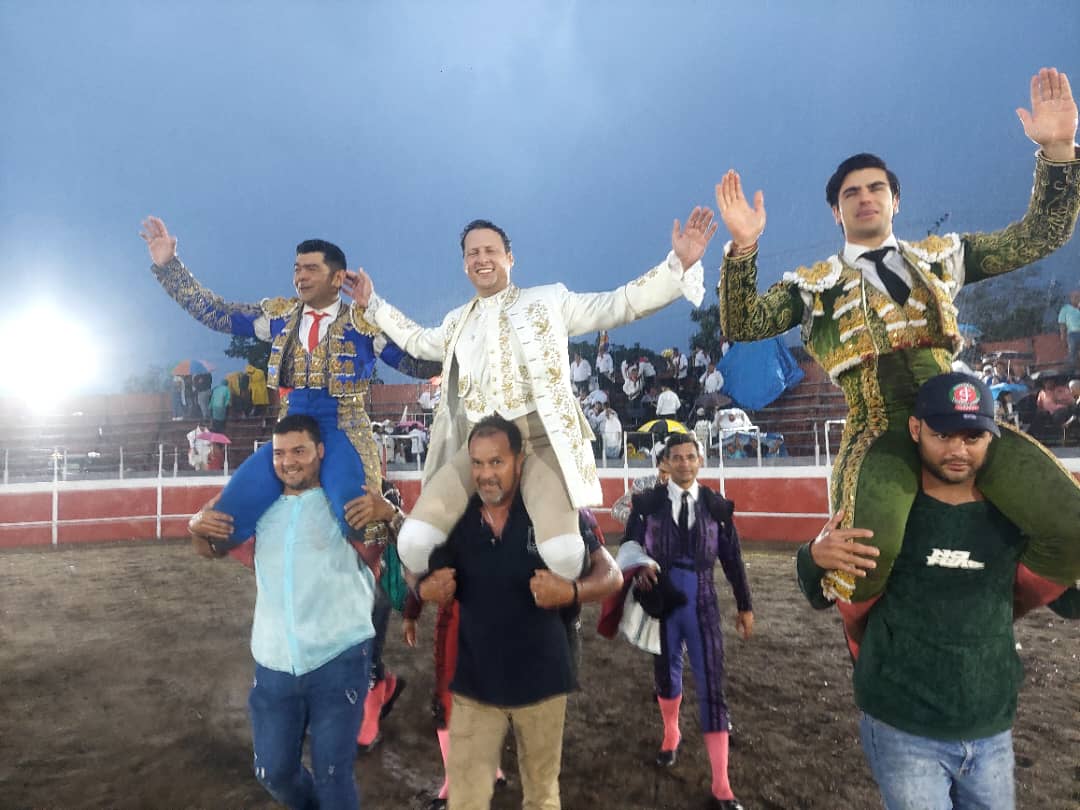 Triunfo de José Luis Rodríguez, Vanegas y Colombo, que indulta, en San Felipe