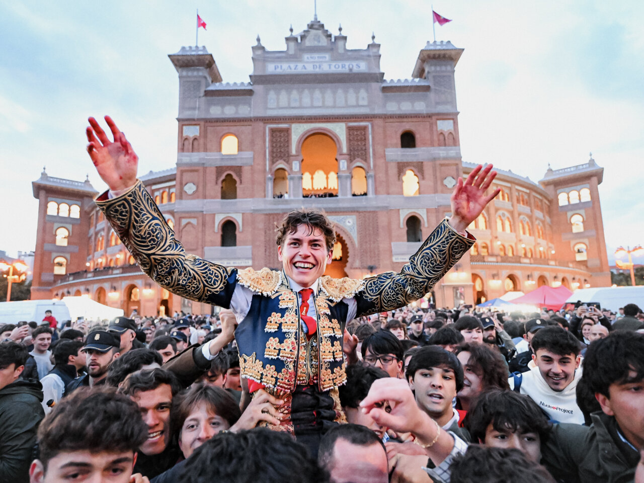 Álvaro Serrano, en la gloria de Madrid: así abrió la puerta grande de Las Ventas