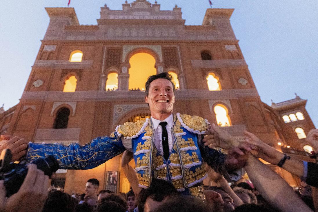 La puerta grande de Urdiales y la 126º Corrida de la Prensa, en vídeo y fotos