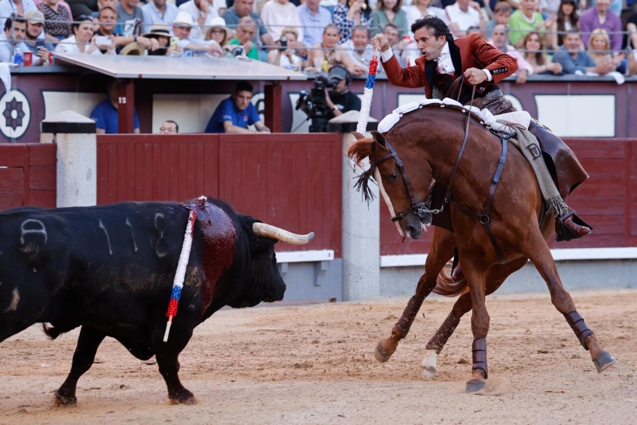 Andy Cartagena y Diego Ventura pasean una oreja por coleta en Las Ventas