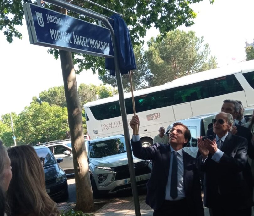José Luis Martínez-Almeida inaugura en Las Ventas los "Jardines de Miguel Ángel Moncholi"