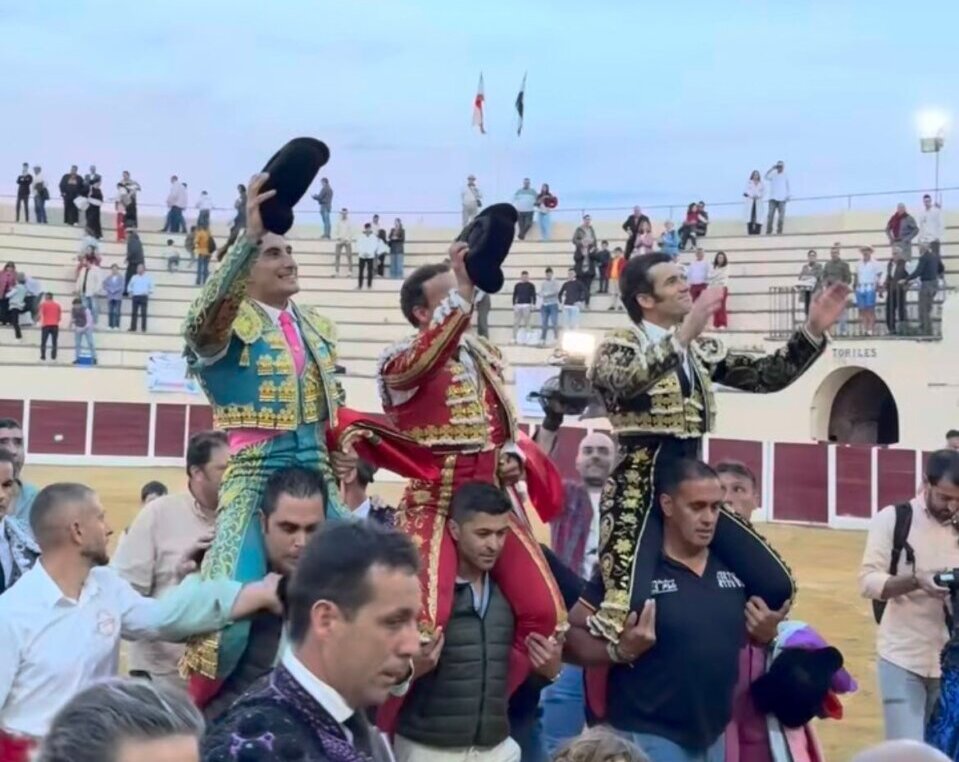 Corbacho triunfa en su alternativa en Higuera la Real junto a Ferrera y Garrido; Torrijos, dos orejas en Colmenar de Oreja