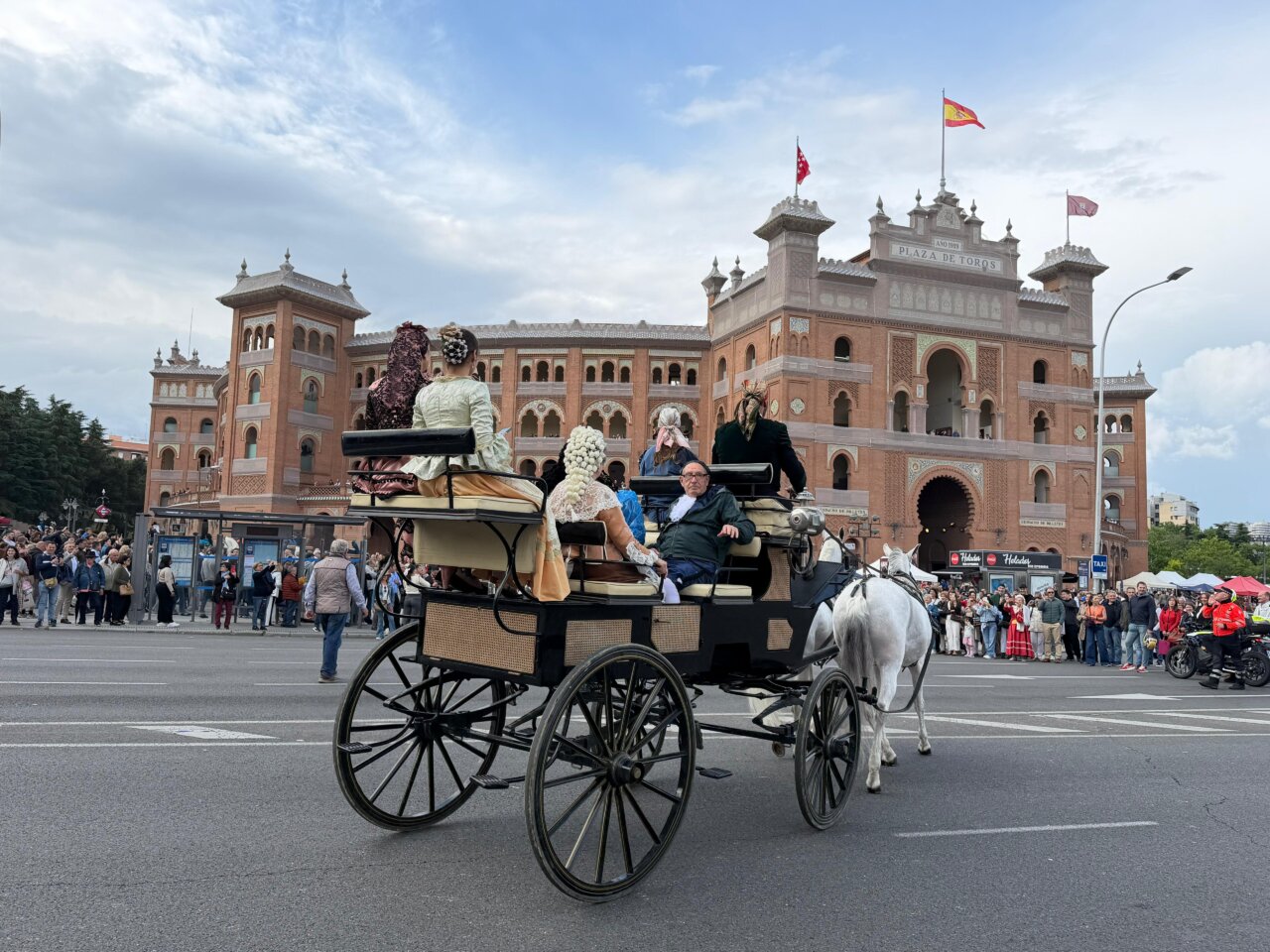 Estampas goyescas en los aledaños de Las Ventas para celebrar el Día de la Comunidad