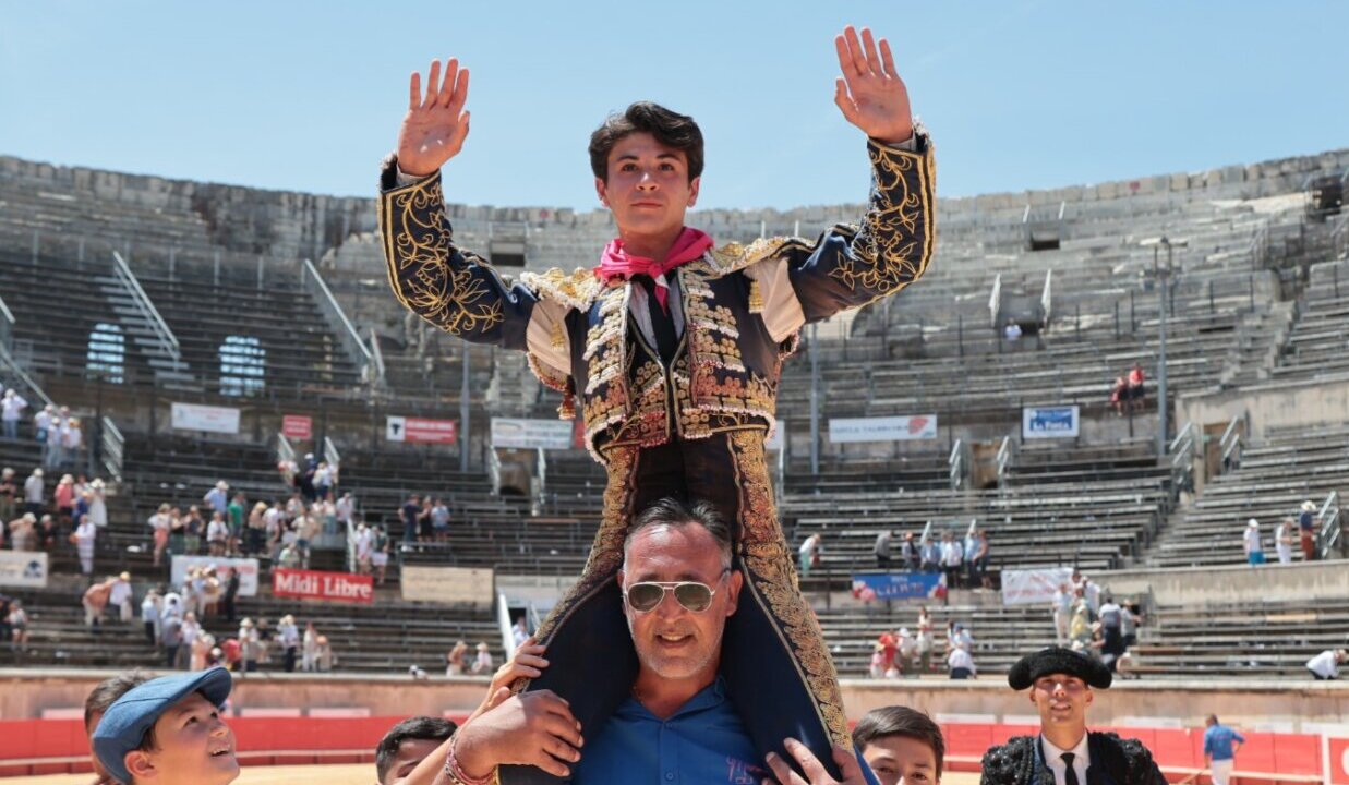 Clovis saborea las excelencias de Talavante en su feliz debut en Nimes