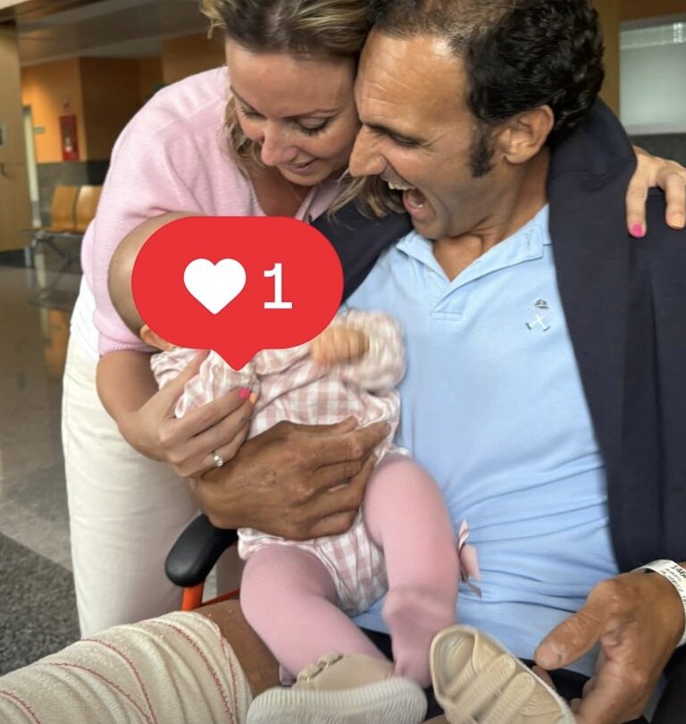 Milagro y alegría de Alberto Álvarez al abrazar a su hija tras ser trasladado a planta