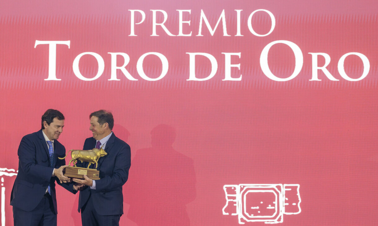 Justo Hernández recoge el XLIX premio Toro de Oro