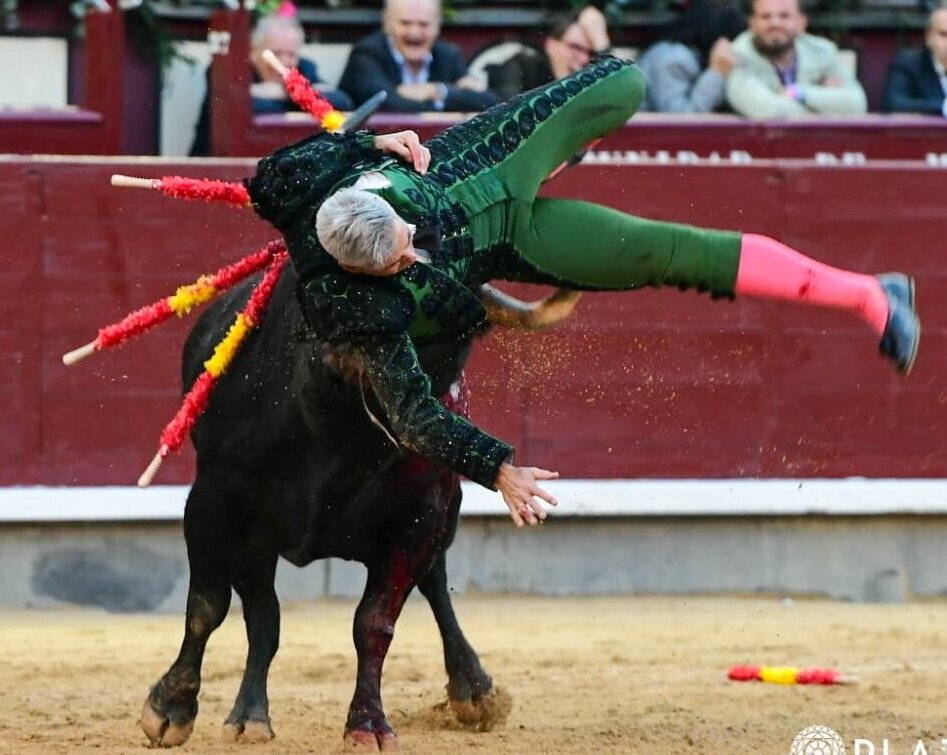 Milagro Curro Javier: solo puntazos en una violenta cogida en el sexto