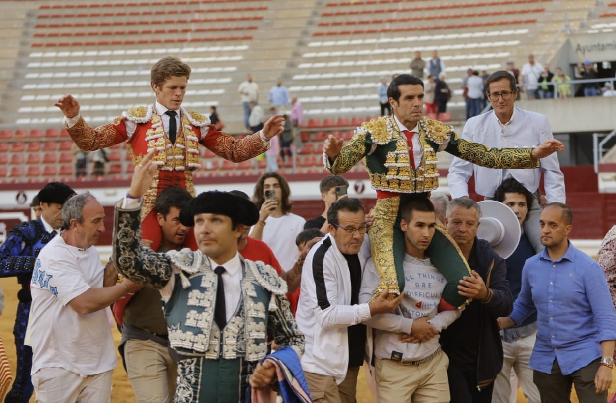 Emilio de Justo y Borja Jiménez, a hombros en la vuelta de los toros a Puertollano