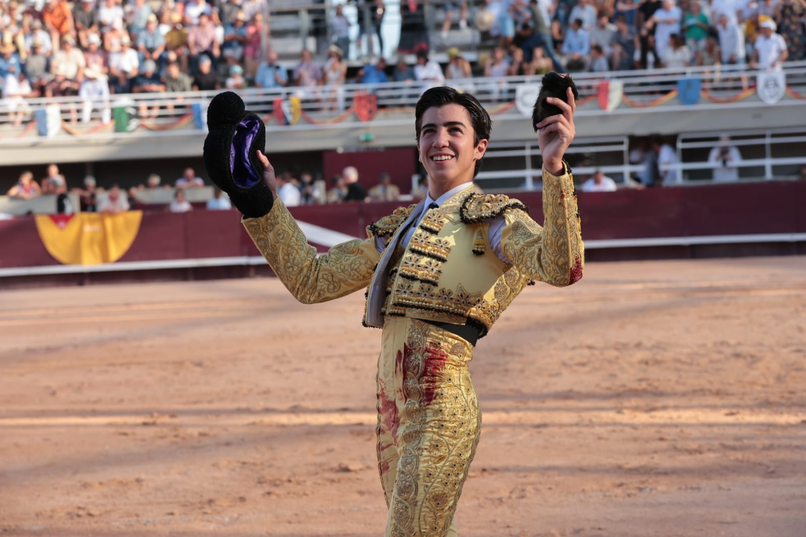 Marco Pérez pasea una oreja del tercero en Istres