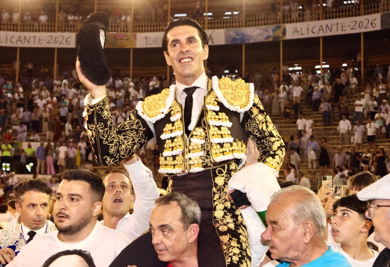 Morante y Talavante, toreando por las calles de Alicante con la bravura de Santiago Domecq