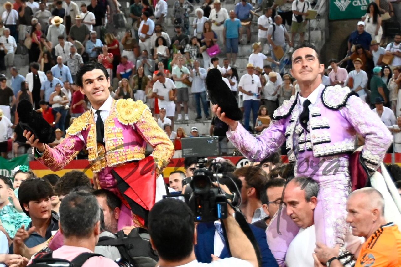 Explosiva tarde de "No hay billetes" en Granada: triunfo de El Fandi y Aguado, y torería de Morante