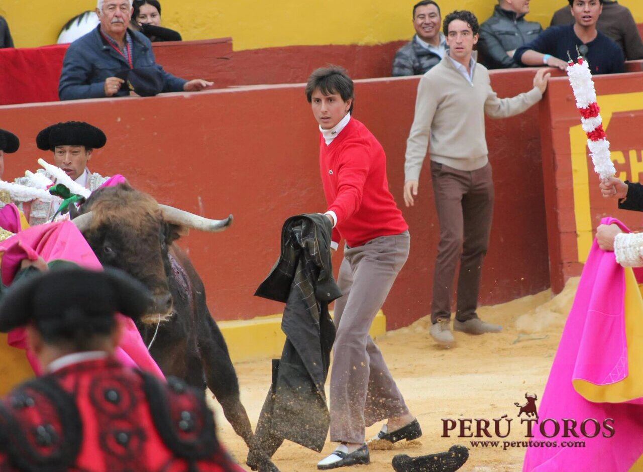 Roca Rey, un quite milagroso con su chaqueta en Chota