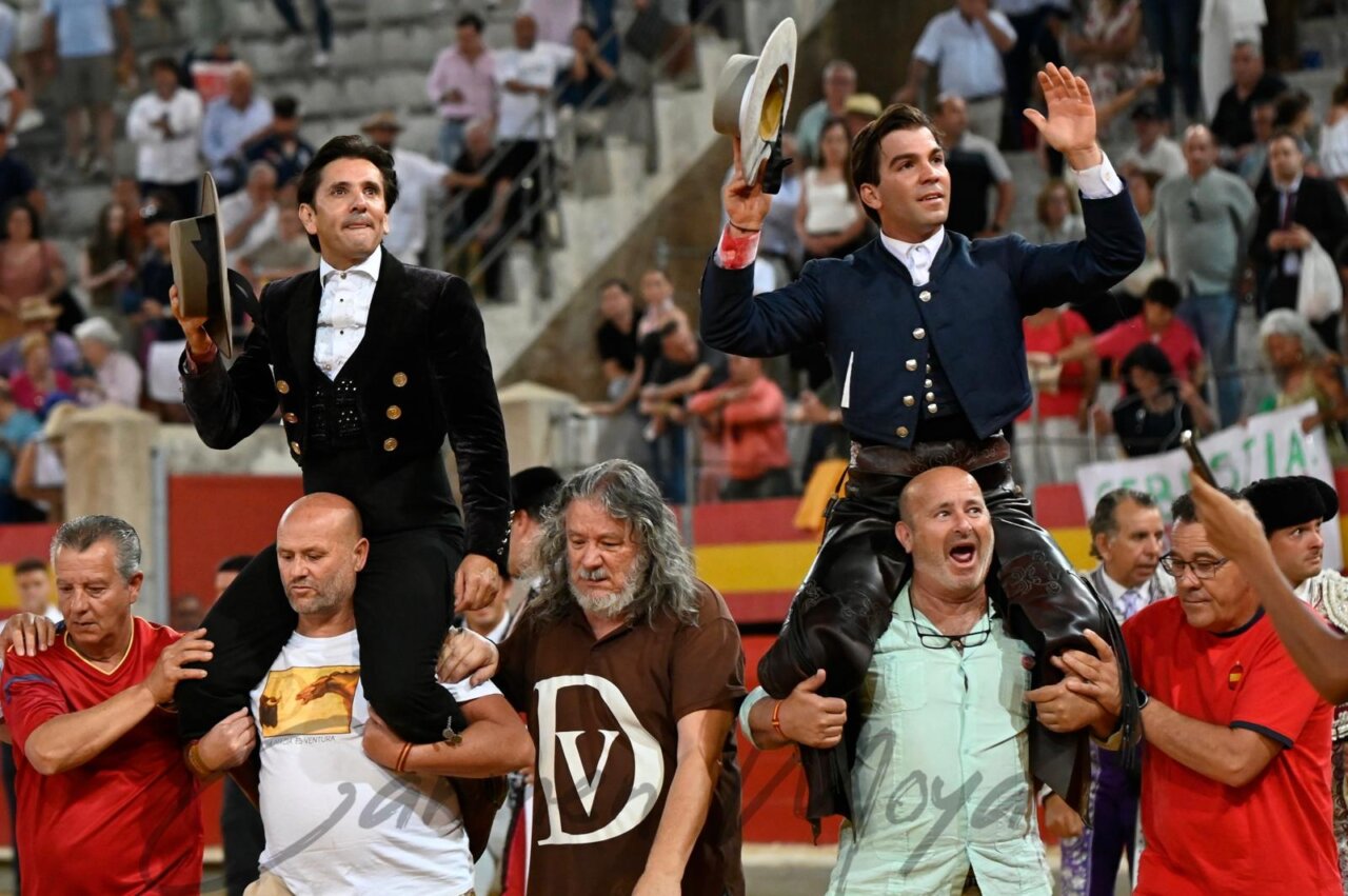 Ventura y Fernández triunfan en la última de feria en Granada