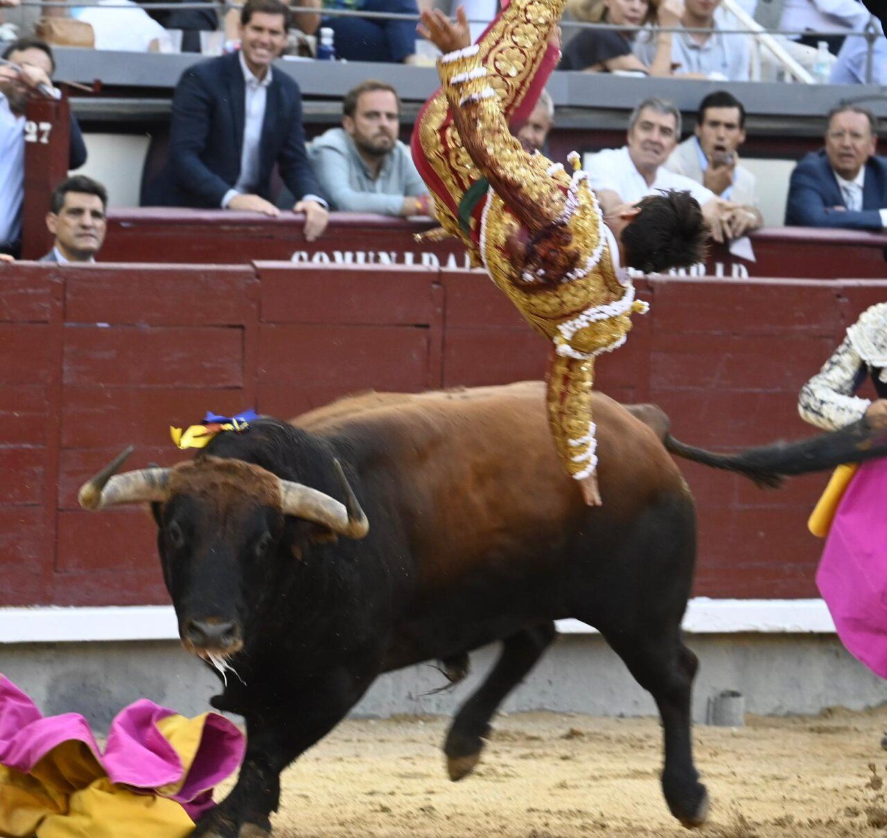 Una angustiosa portagayola y un duro volteretón a Ismael Martín en el quinto