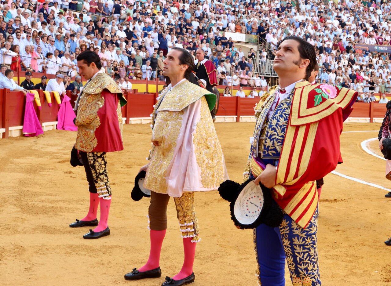 Minuto de silencio en Alicante al finalizar el paseíllo en memoria de Manolo Carrillo