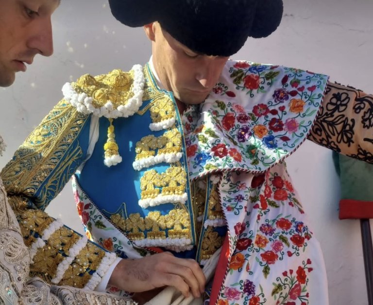 Voltereta y raza de Fernando Adrián en otra tarde de No Hay Billetes en Angra Do Heroismo