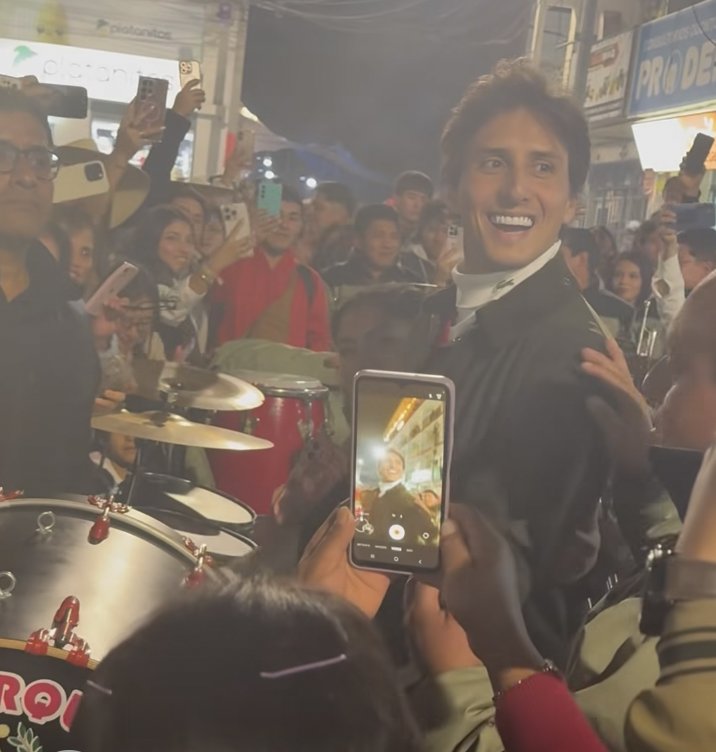 Roca Rey, uno más bombo en mano en Chota