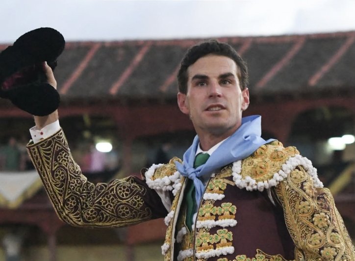 Un toro y una faena: Fernando Adrián, a hombros en Segovia