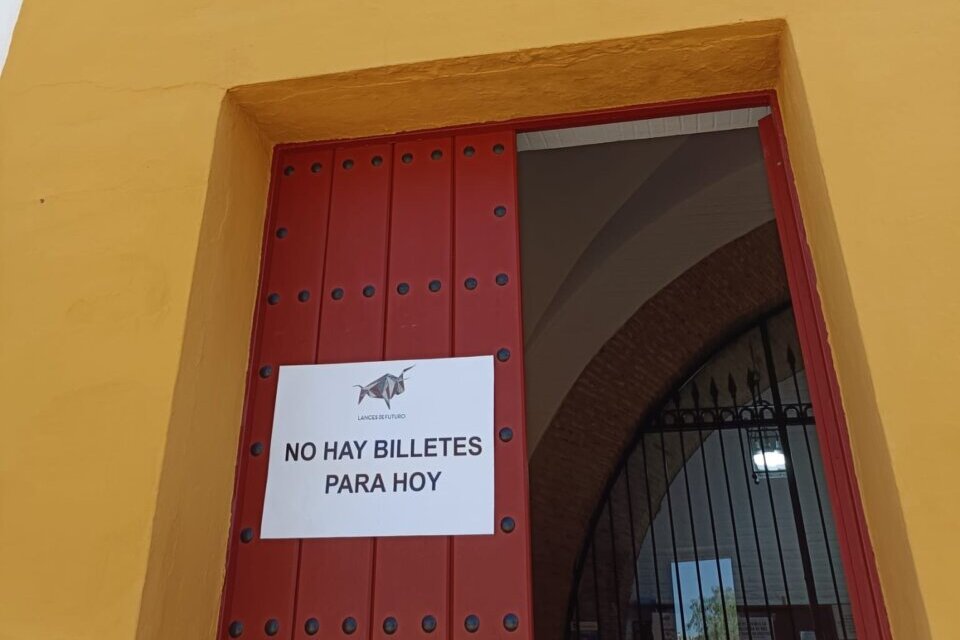 Sevilla cuelga el cartel de "No hay billetes" para la corrida del Corpus