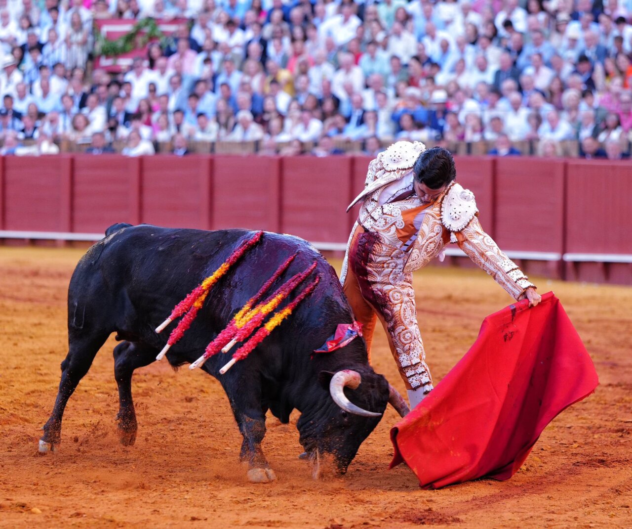 Morante cruje los cimientos de la Maestranza y vuelve a coronarse Príncipe de Sevilla