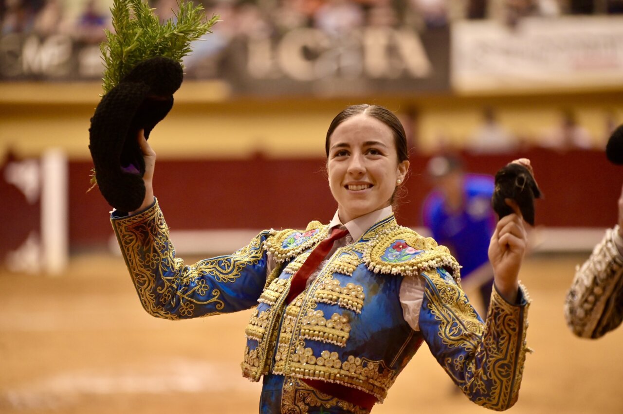 Raquel Martín, oreja del tercero en Alba de Tormes