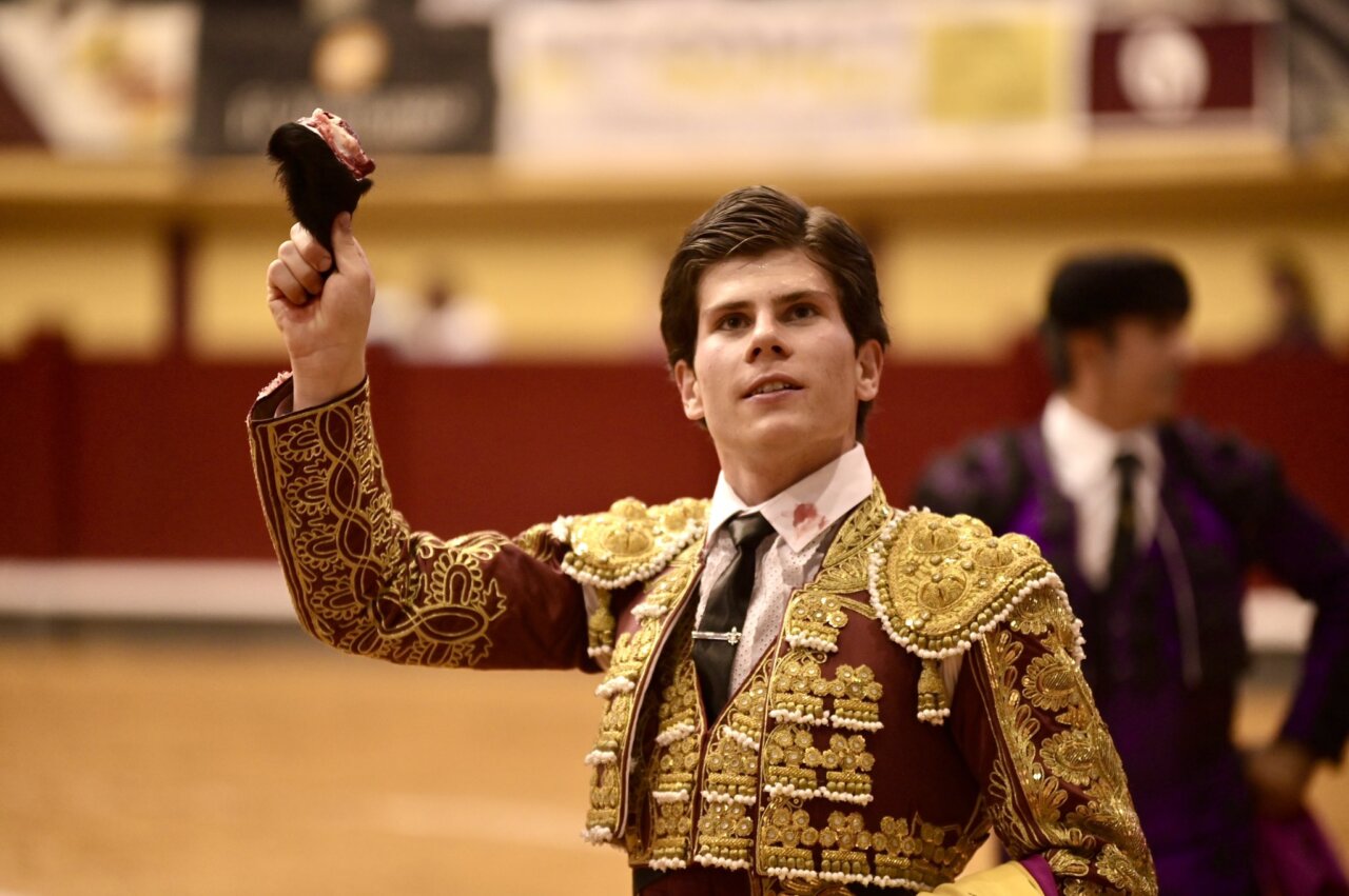 Oreja para Jorge Oliva en el novillo de su debut con picadores en Alba de Tormes