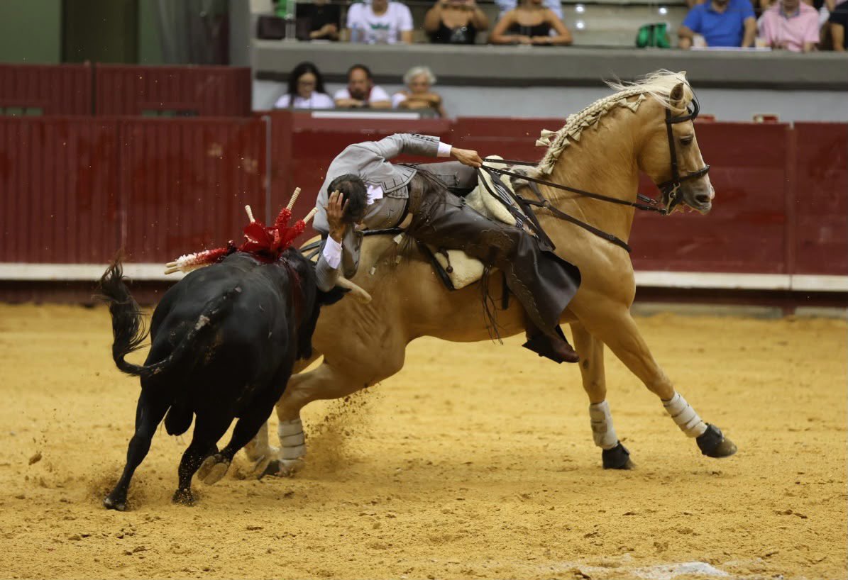 A oreja por cabalgadura en el inicio de feria en Burgos