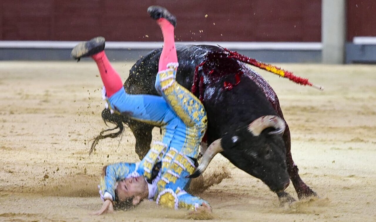 Vuelta al ruedo y volteretón en el quinto a Cristian Pérez