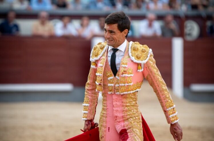 Paco Ureña recibe el alta hospitalaria tras la cornada de Madrid