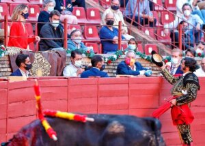 Morante, brindando una faena en Córdoba a Cayetana Álvarez de Toledo en plena pandemia.