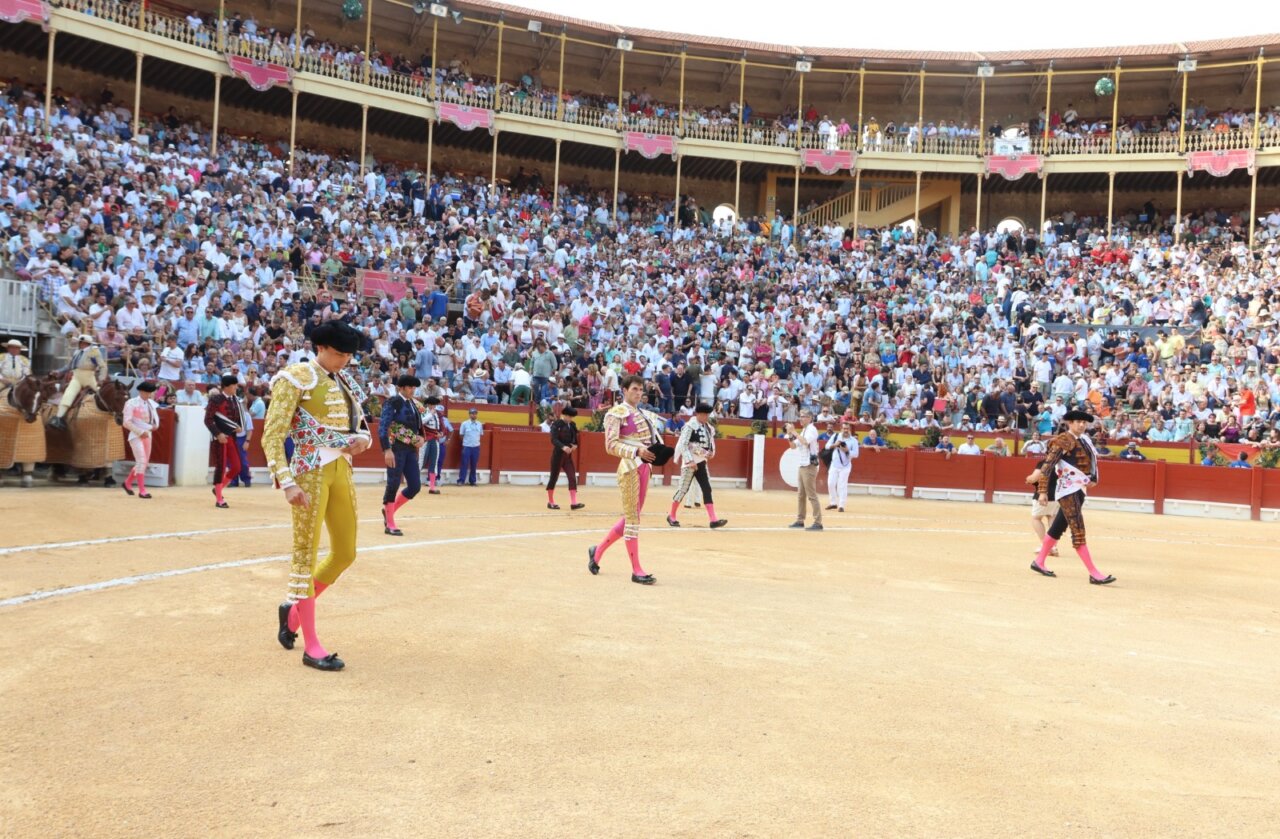À Punt emite en directo tres festejos de la Feria de Hogueras de Alicante
