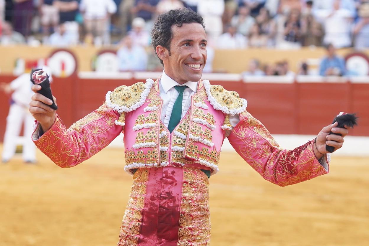 David De Miranda, que cae de pie en Marbella, a hombros con Talavante