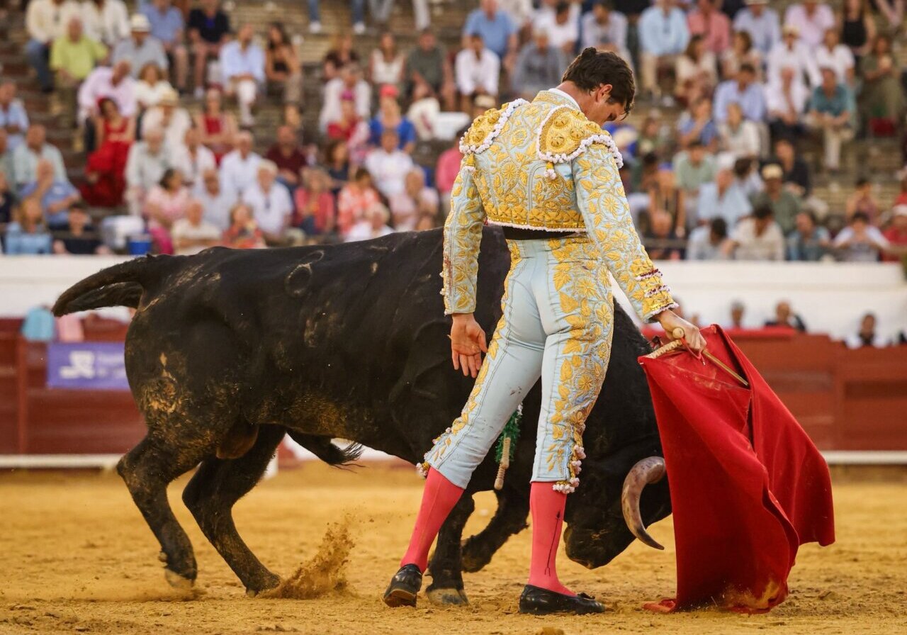 Luque, gran faena y oreja de peso entre las romas espadas de Algeciras