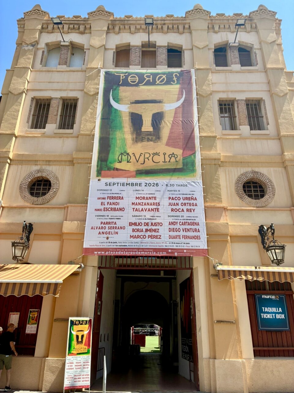 Una lona gigante preside la fachada de la plaza de toros de Murcia