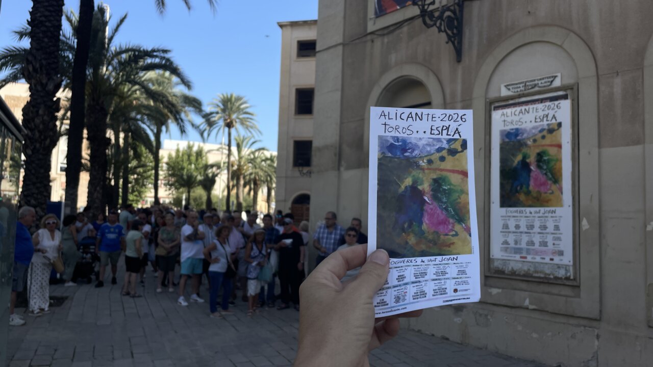 Grandes colas en la plaza de Alicante en la apertura de taquillas para la Feria de Hogueras