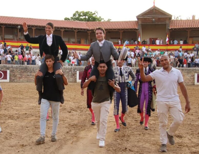 Lea Vicens y Javier Funtanet, en hombros en Medina de Rioseco