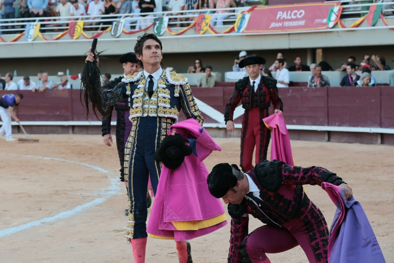 Un inmenso Castella pasea las dos orejas y el rabo de un Jandilla de indulto en Istres