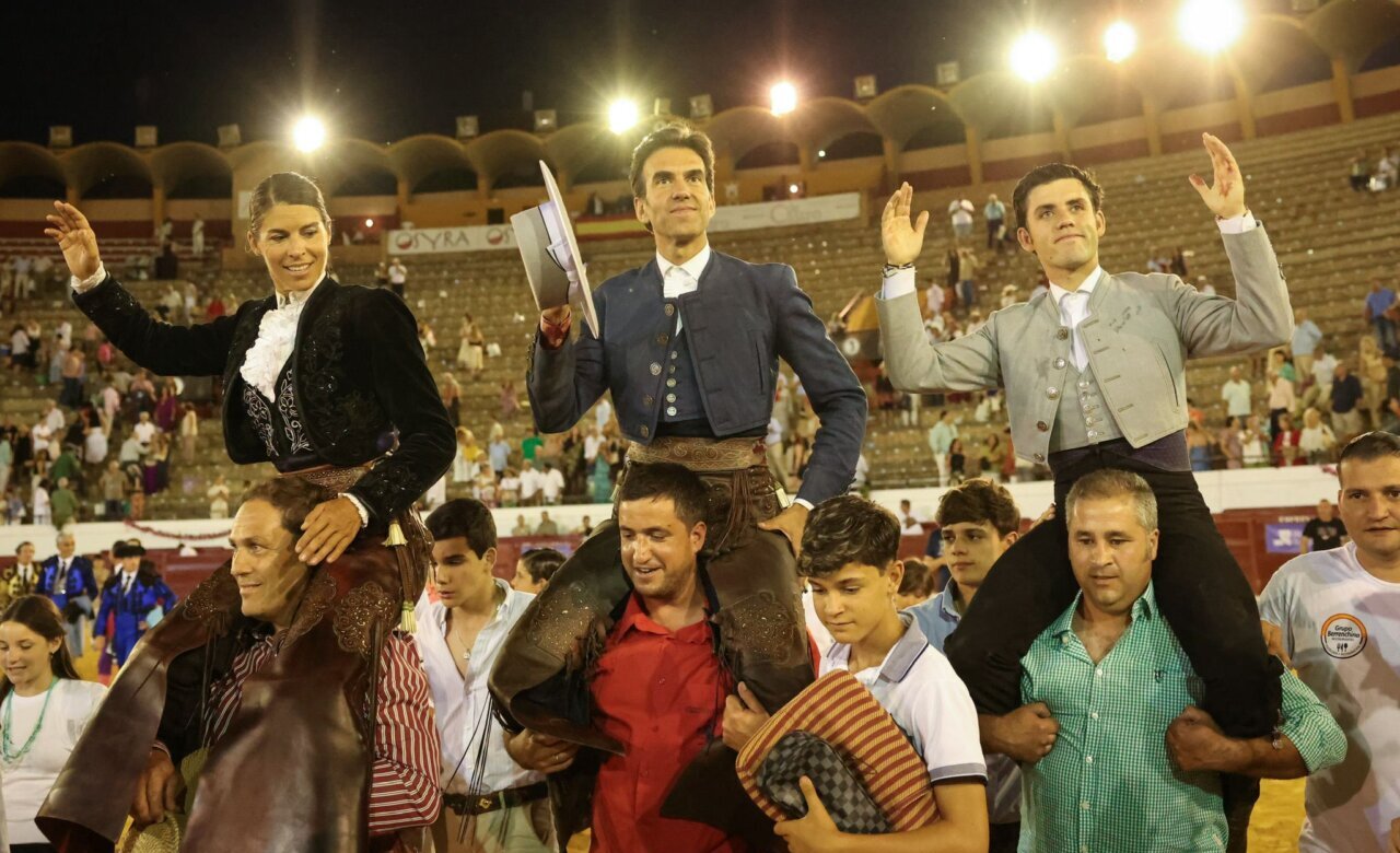 Algeciras se rinde al toreo a caballo: la terna, a hombros