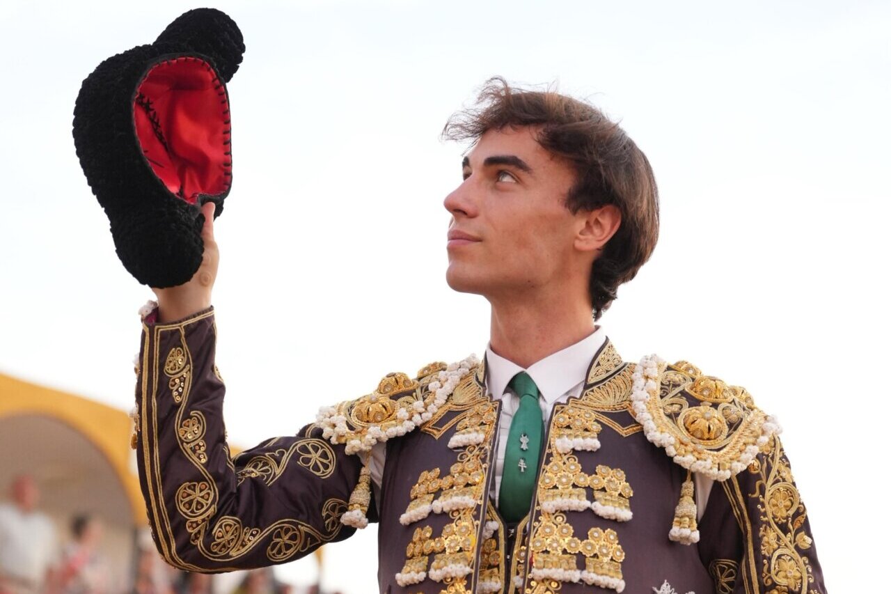 A hombros Tomás González tras una notable tarde en Fuentes de León