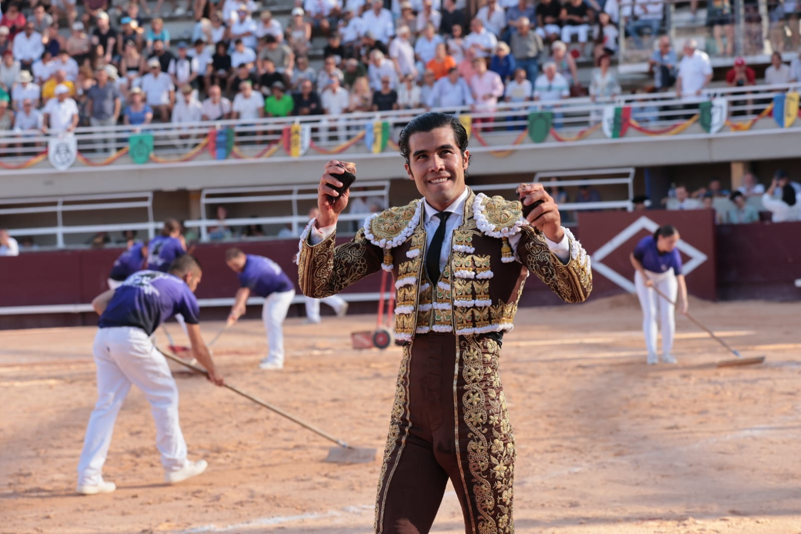 Diego San Román pasea las dos orejas del segundo en Istres