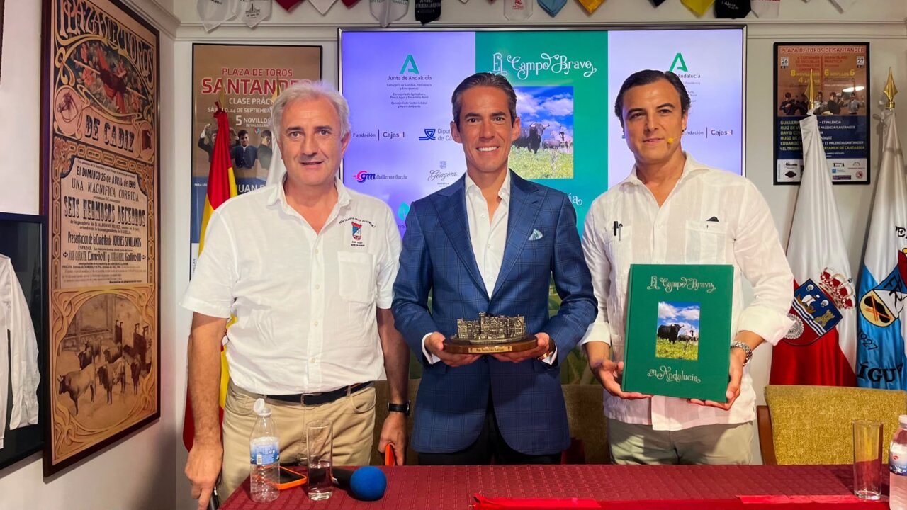 El libro "El Campo Bravo en Andalucía", de la firma Arjona, presentado en Santander